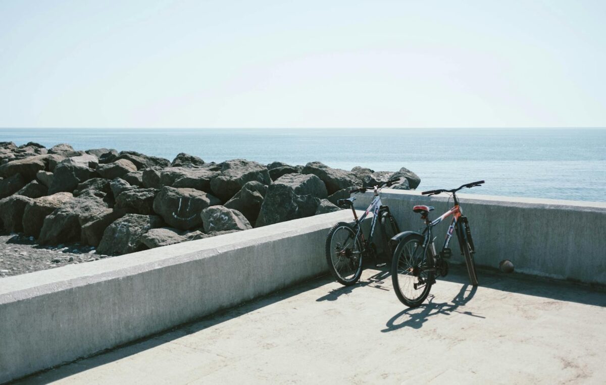 deux vélos en bord de mer